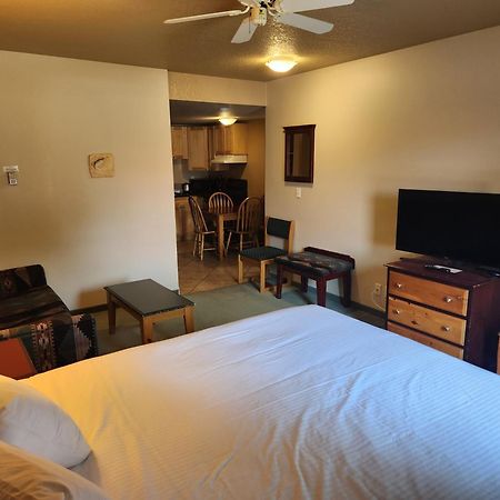 Waterton Lakes Lodge Resort Екстер'єр фото