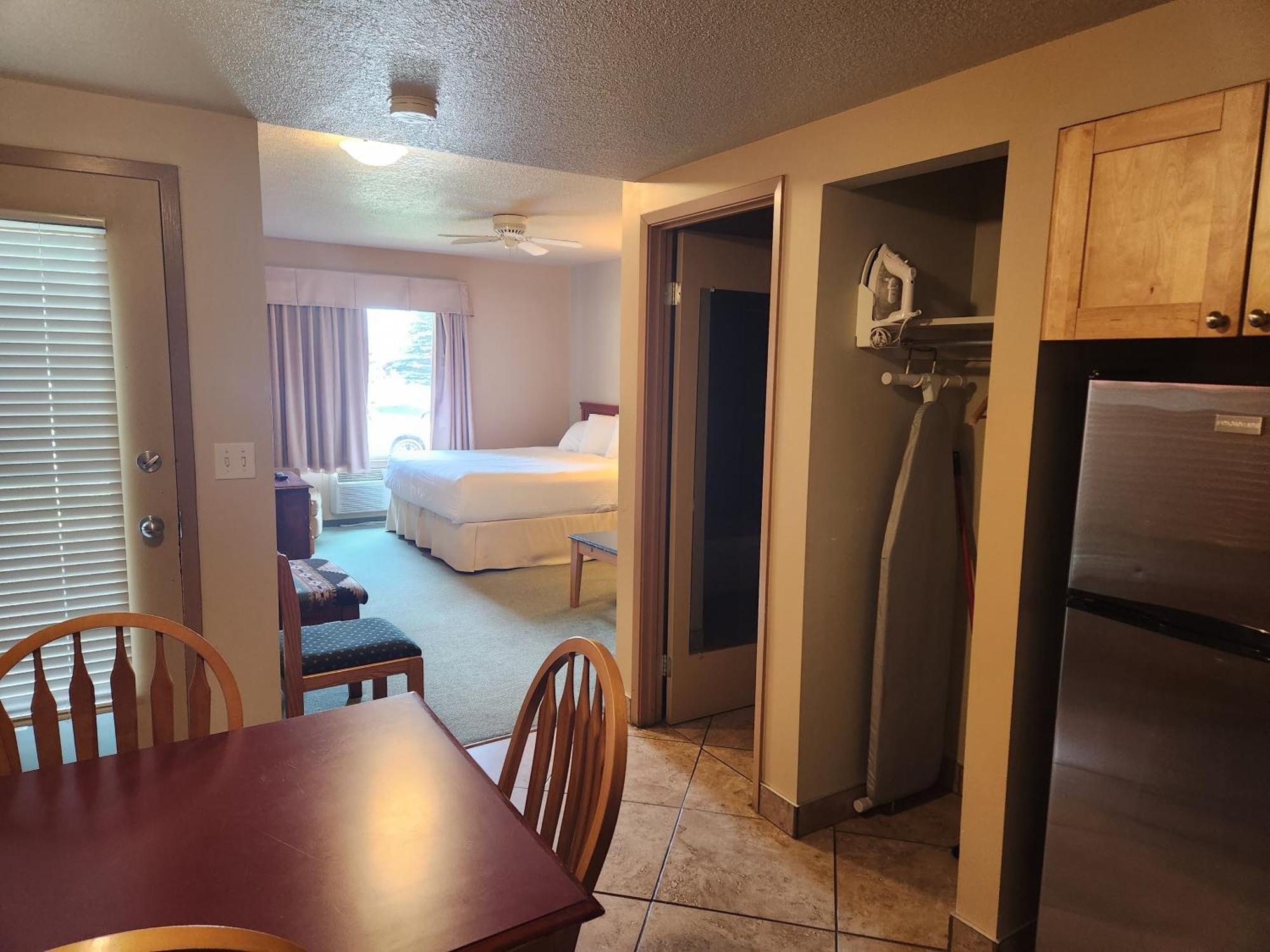 Waterton Lakes Lodge Resort Екстер'єр фото