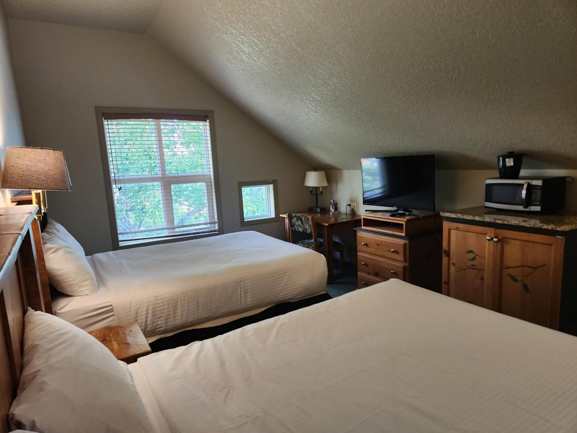 Waterton Lakes Lodge Resort Екстер'єр фото