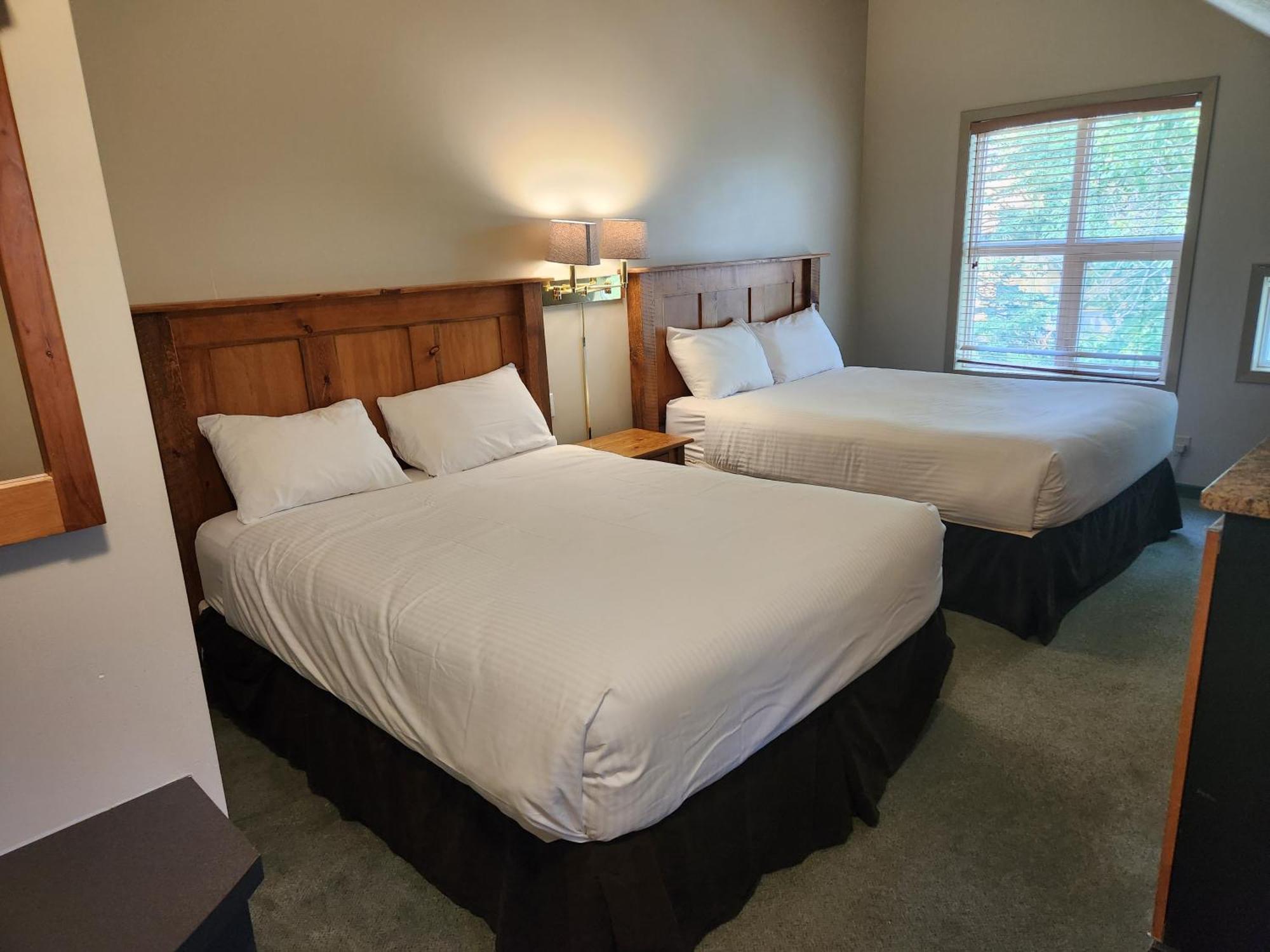 Waterton Lakes Lodge Resort Екстер'єр фото