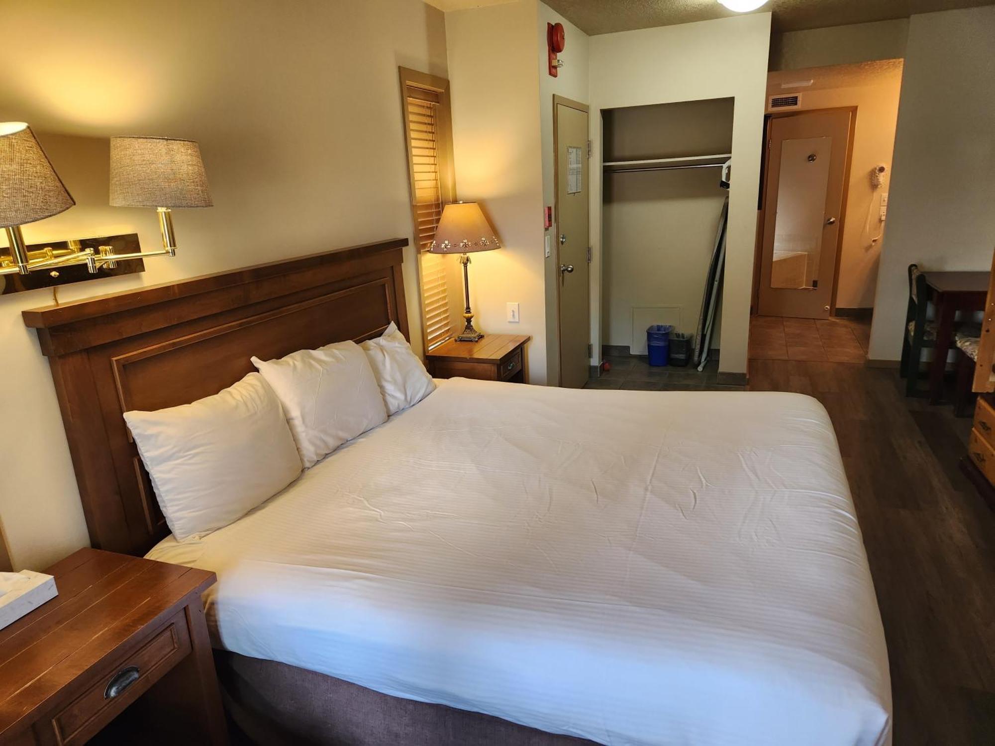 Waterton Lakes Lodge Resort Екстер'єр фото