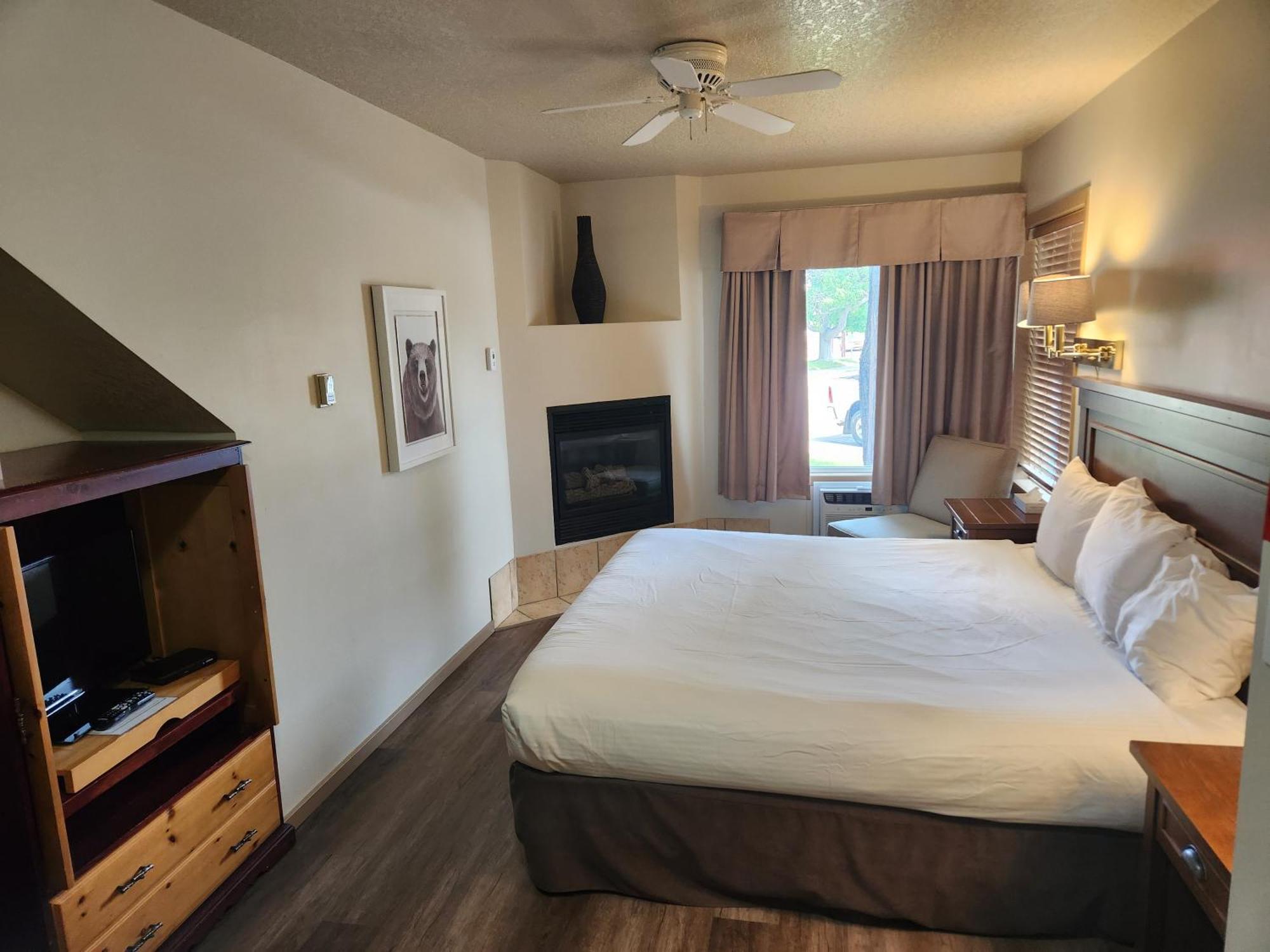 Waterton Lakes Lodge Resort Екстер'єр фото
