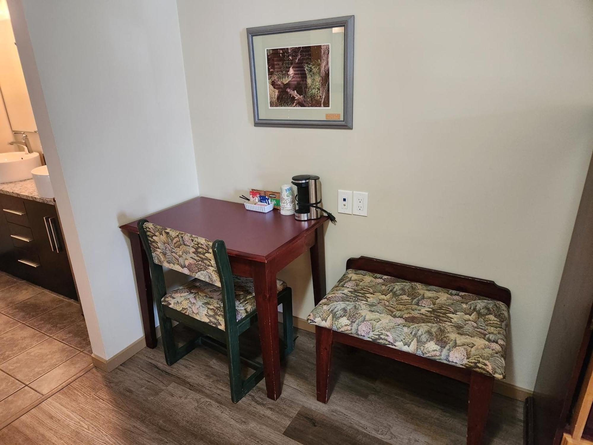 Waterton Lakes Lodge Resort Екстер'єр фото