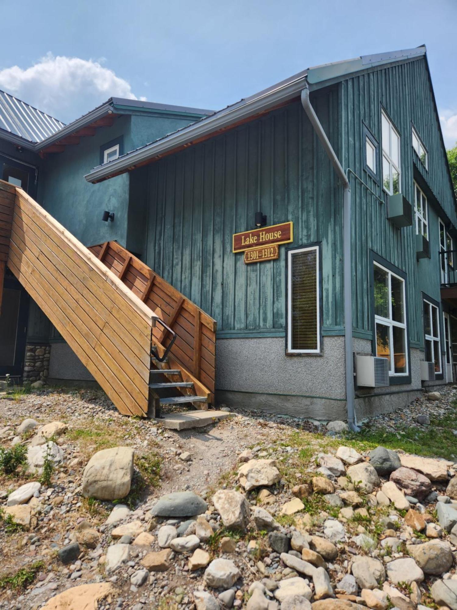 Waterton Lakes Lodge Resort Екстер'єр фото