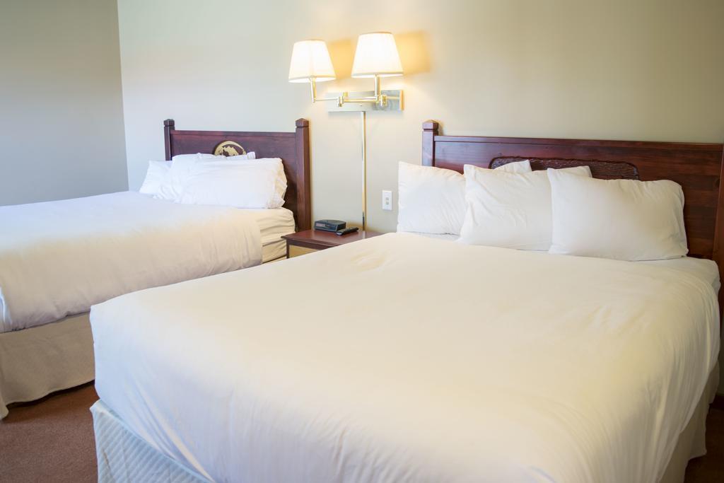 Waterton Lakes Lodge Resort Екстер'єр фото
