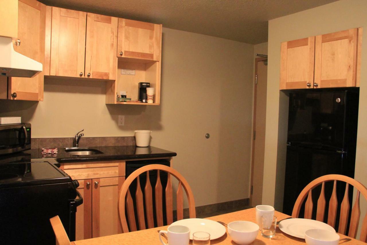 Waterton Lakes Lodge Resort Екстер'єр фото