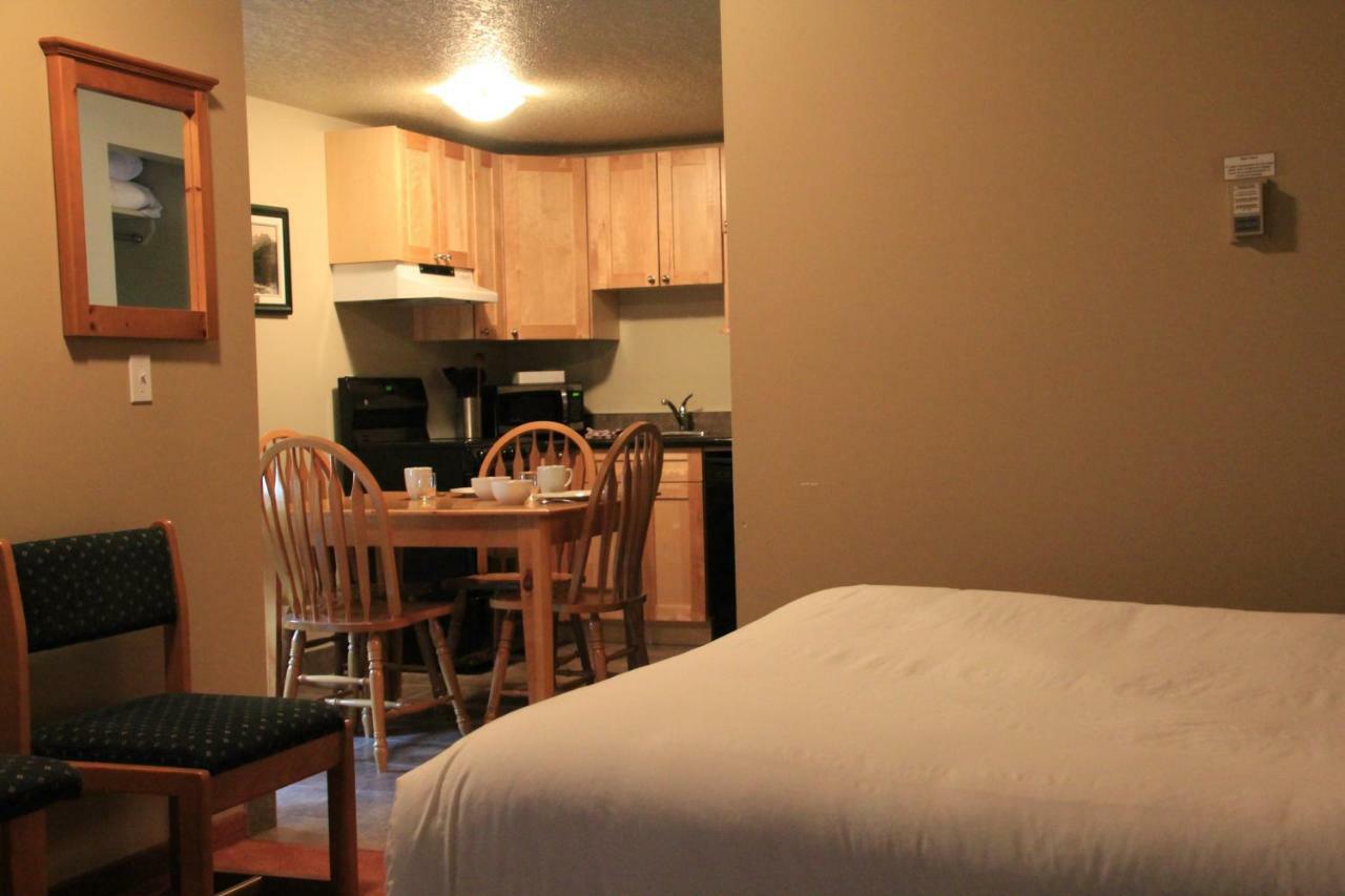 Waterton Lakes Lodge Resort Екстер'єр фото
