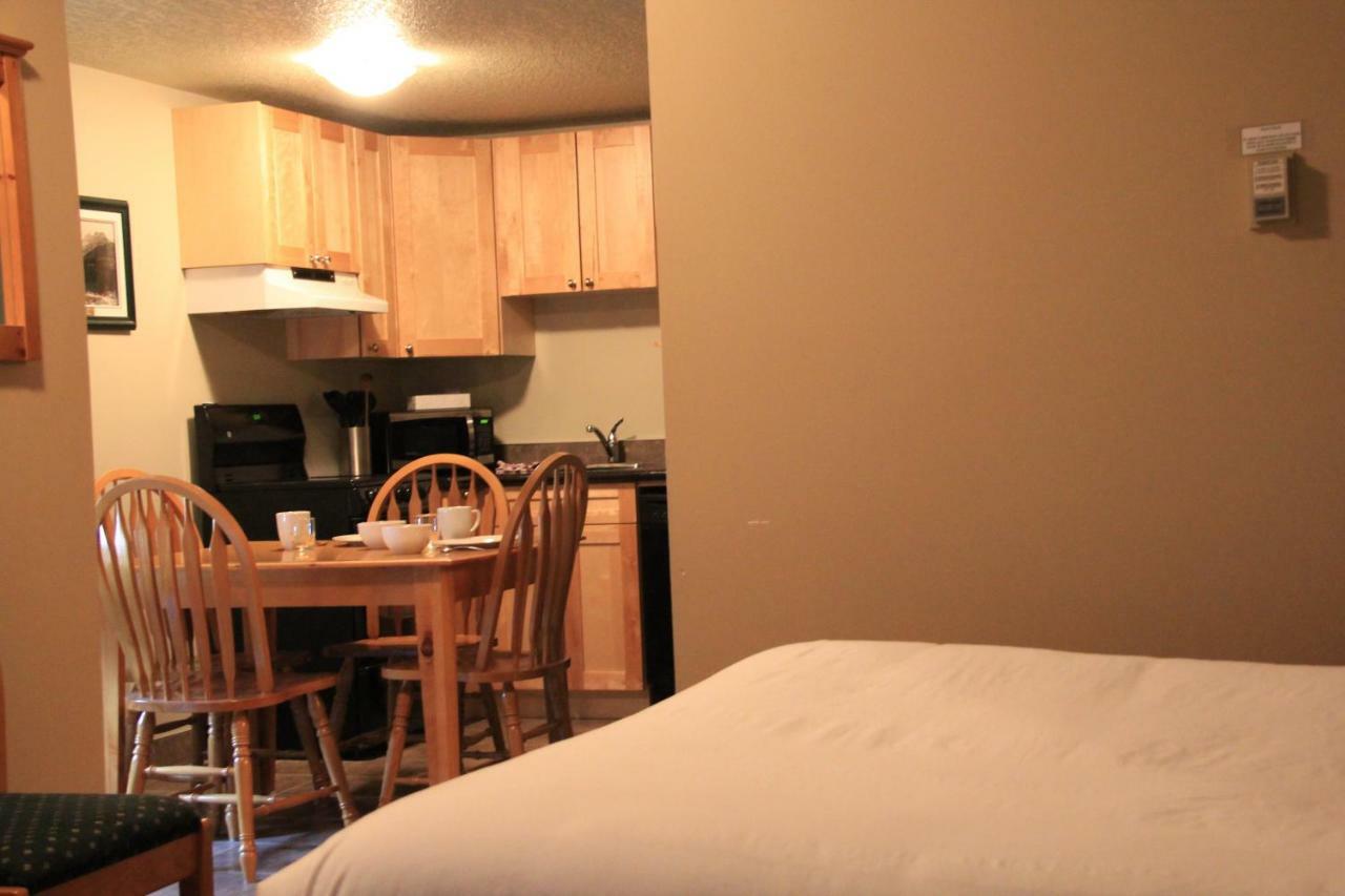 Waterton Lakes Lodge Resort Екстер'єр фото