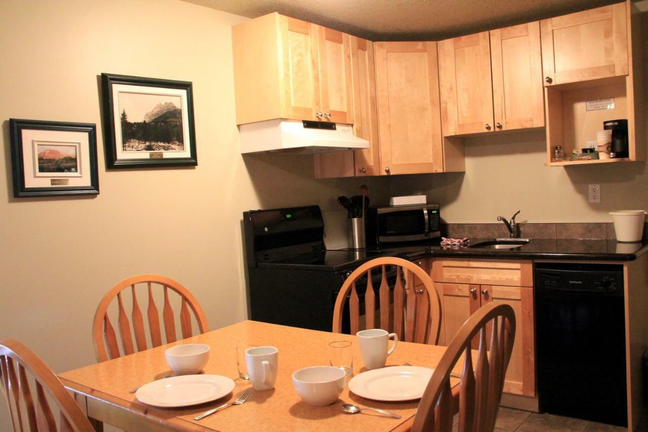 Waterton Lakes Lodge Resort Екстер'єр фото