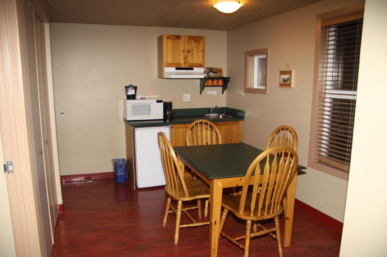Waterton Lakes Lodge Resort Екстер'єр фото