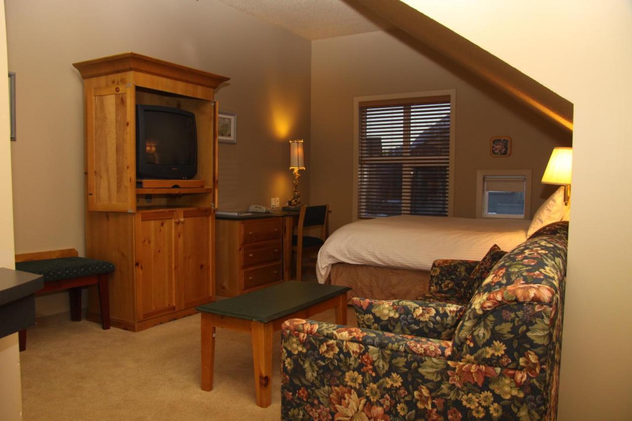 Waterton Lakes Lodge Resort Екстер'єр фото
