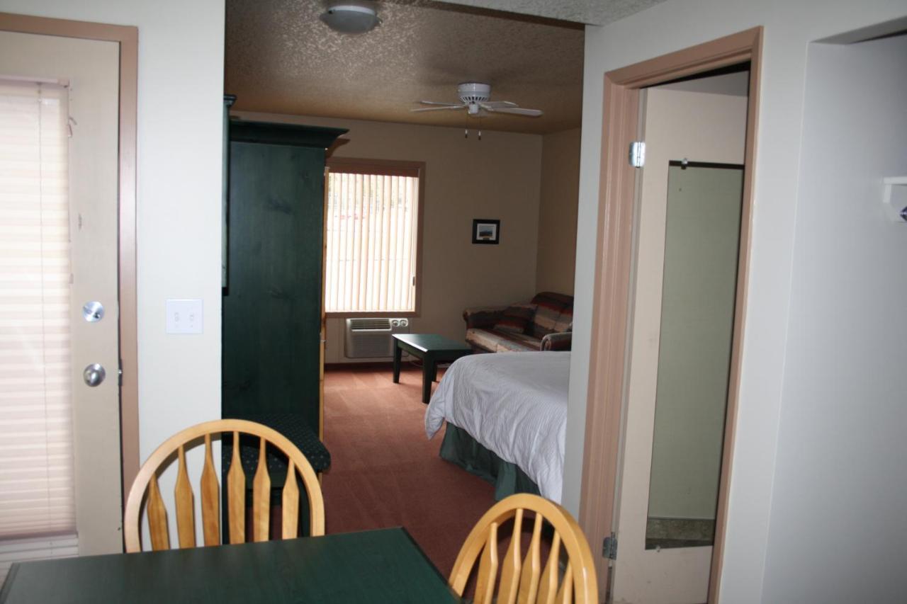 Waterton Lakes Lodge Resort Екстер'єр фото