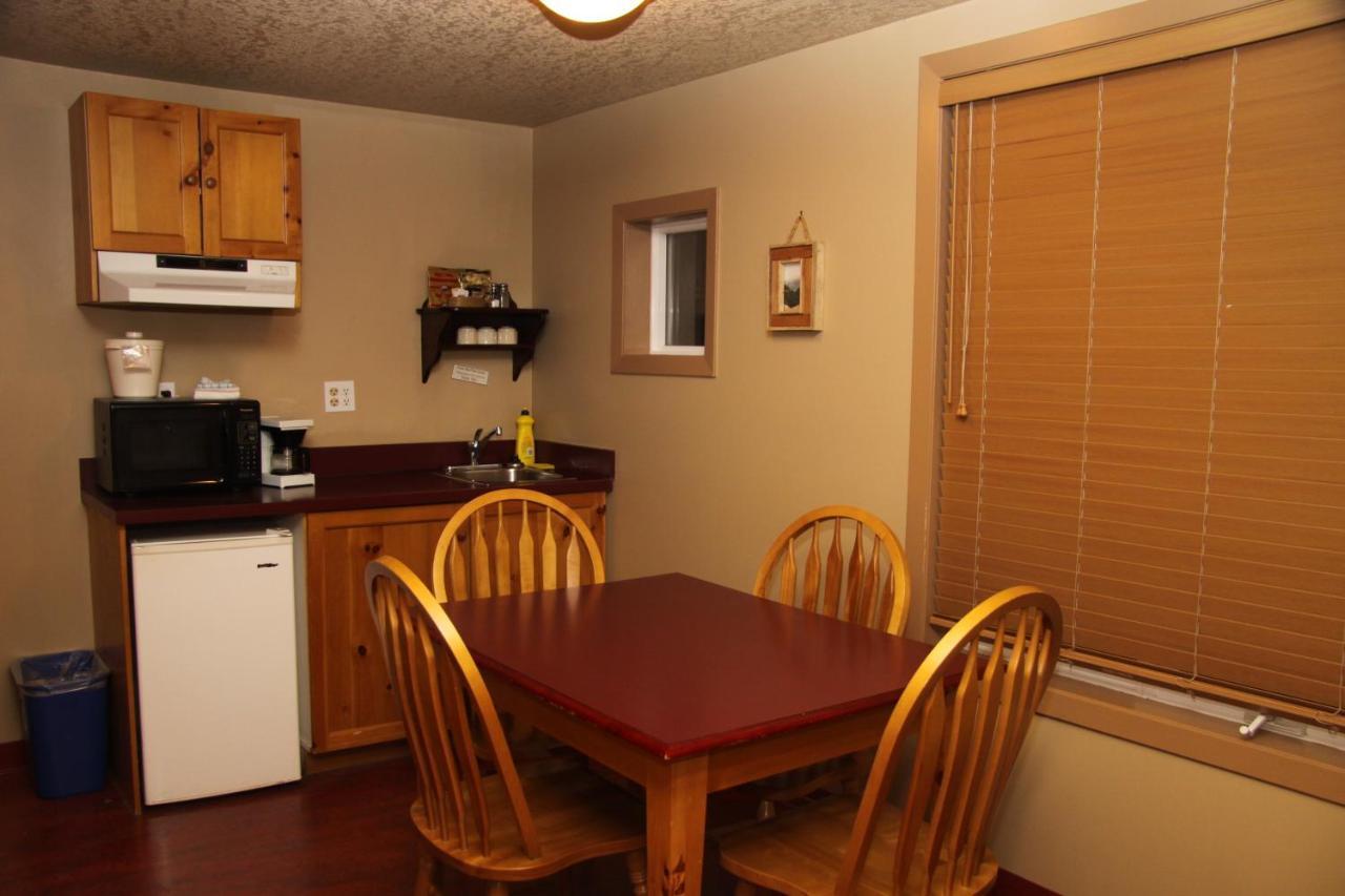 Waterton Lakes Lodge Resort Екстер'єр фото